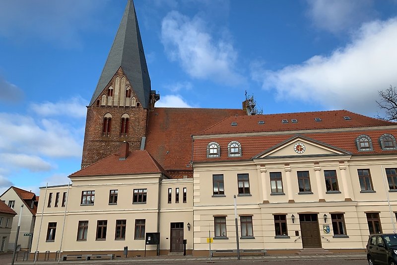 Rathaus und Nicolaikirche in Röbel