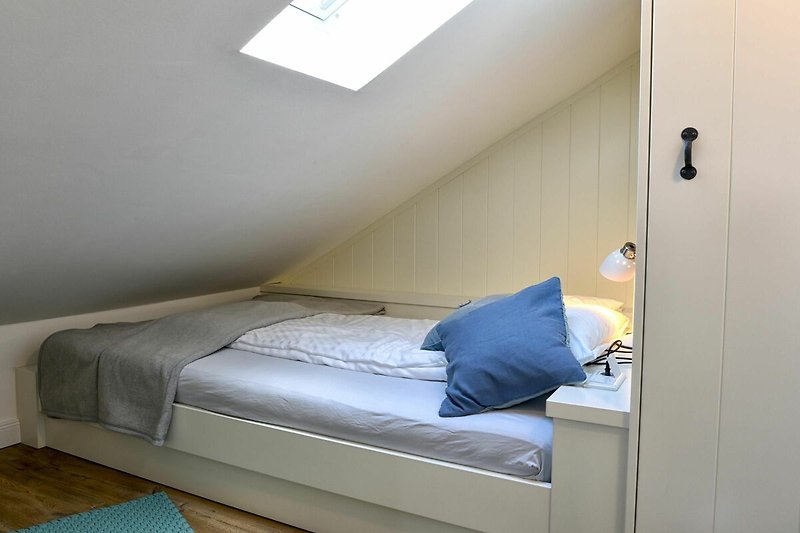 Dieses Schlafzimmer befindet sich ebenfalls im OG. Hier finden Sie ein Bett mit einer Breite von 140 cm vor.