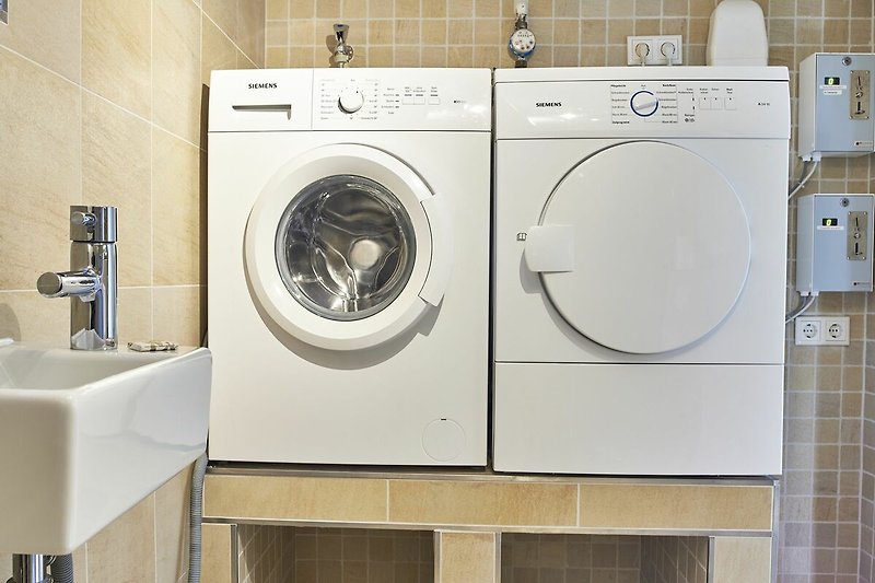 Waschmaschine und Trockner können gegen Gebühr genutzt werden.