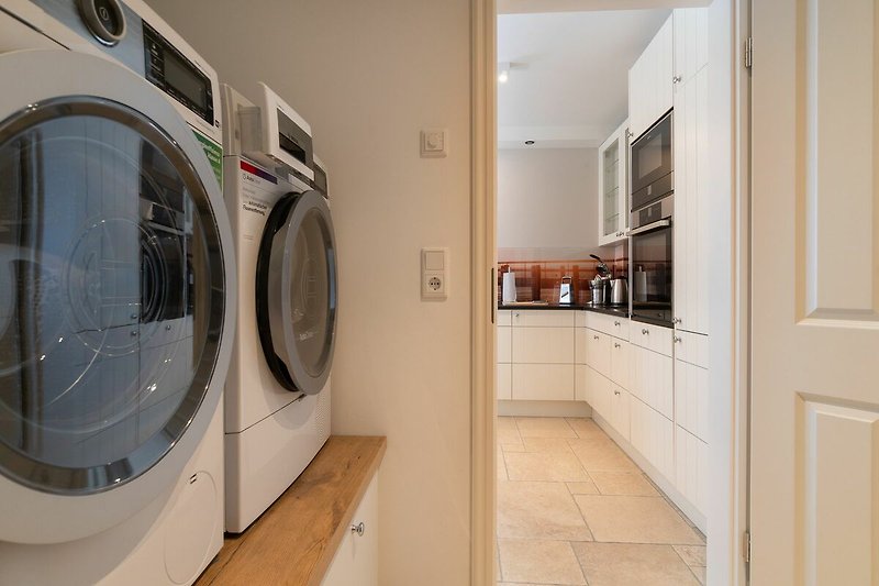 Sowohl eine Waschmaschine als auch einen Trockner finden Sie im Hauswirtschaftsraum im EG vor.