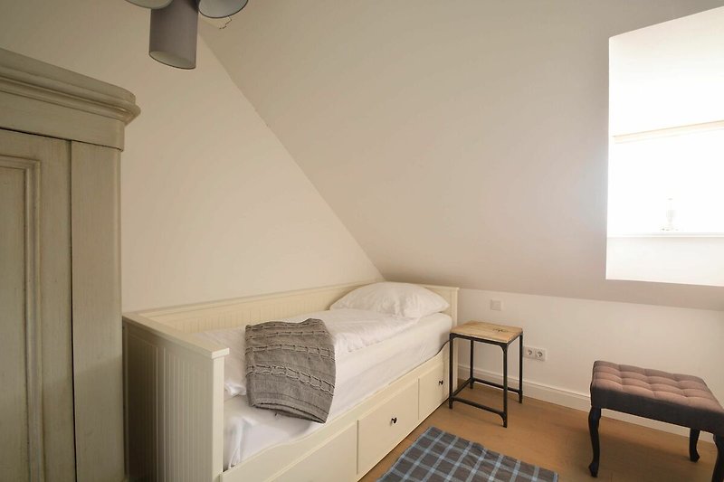 Dieses etwas kleinere Schlafzimmer verfügt über ein Einzelbett, welches sich auch zu einem Doppelbett ausziehen lässt.