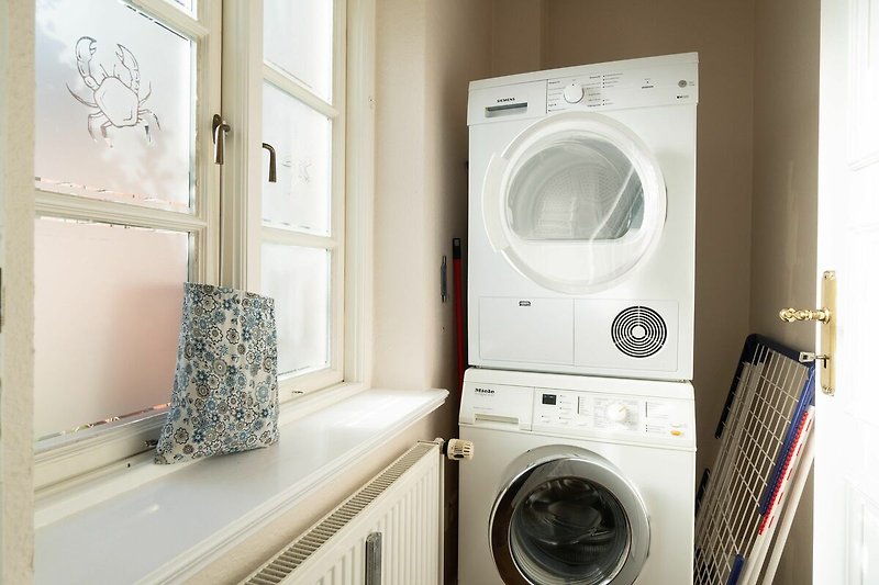 Es gibt auch einen separaten Raum mit Waschmaschine und Trockner.