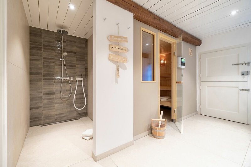 Die Sauna mit angrenzender Dusche befindet sich im Erdgeschoss.