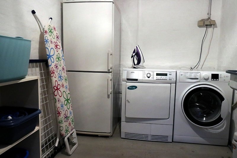Im Keller des Hauses finden Sie die Waschmaschine und den Trockner sowie einen separaten Kühl- und Gefrierschrank vor.