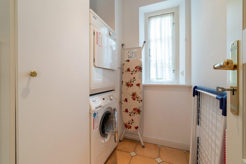 Waschmaschine und Trockner befinden sich in einem separaten Raum im Erdgeschoss.