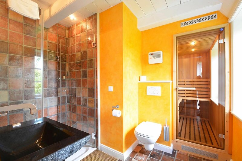 Über das Erdgeschoss-Bad erreichen Sie Ihre hauseigene, begehbare Sauna.