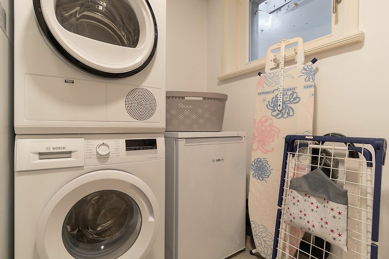 Sowohl eine Waschmaschine als auch einen Trockner finden Sie im Hauswirtschaftsraum im EG vor.