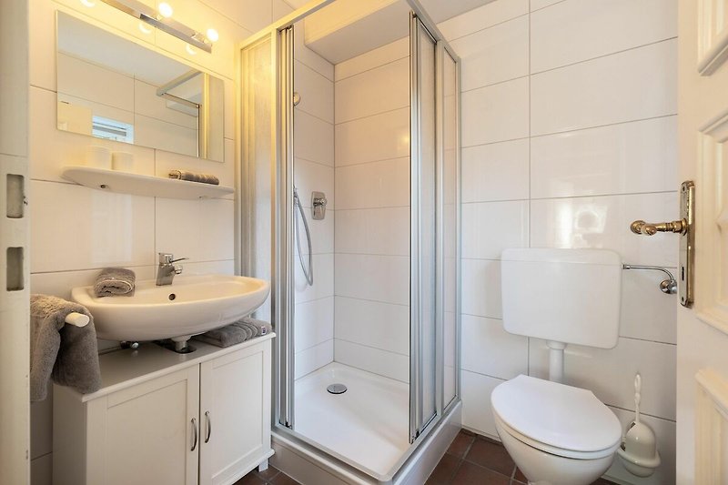 Sowohl im Erd- als auch im ersten Obergeschoss finden Sie ein Badezimmer mit Dusche vor.