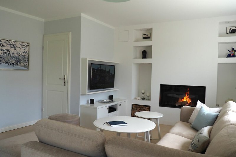 Das grosszügige Wohnzimmer mit gemütlichem Sofa und Smart-TV