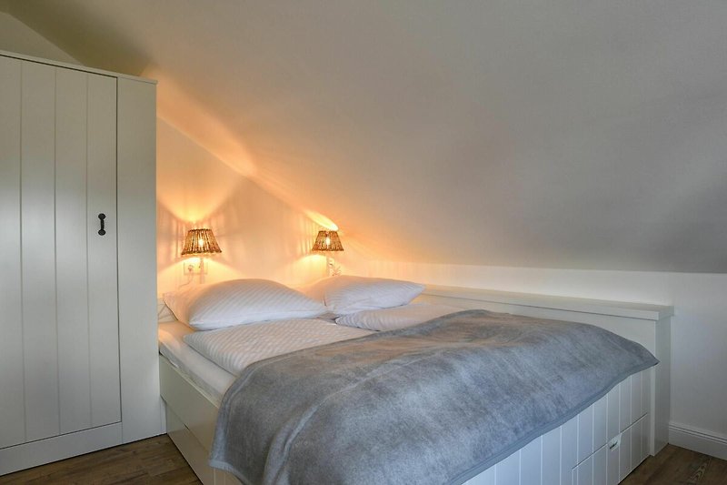 Dieses Schlafzimmer befindet sich im OG und verfügt über ein Bett mit einer Breite von 160 cm.