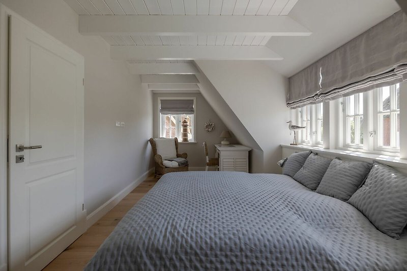 Das Doppelbett im Master-Bedroom weist eine Breite von 200 cm auf.
