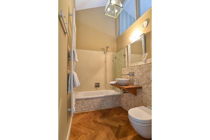 Durch die hochlegenen Fenster des Badezimmers, ist auch dieser Raum mit ausreichend Tageslicht versorgt.