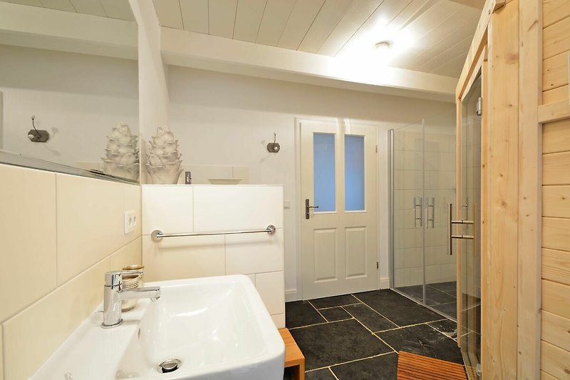 Ebenfalls im Erdgeschoss befindet sich das grosse Badezimmer mit der Sauna - eine Wellnessoase!