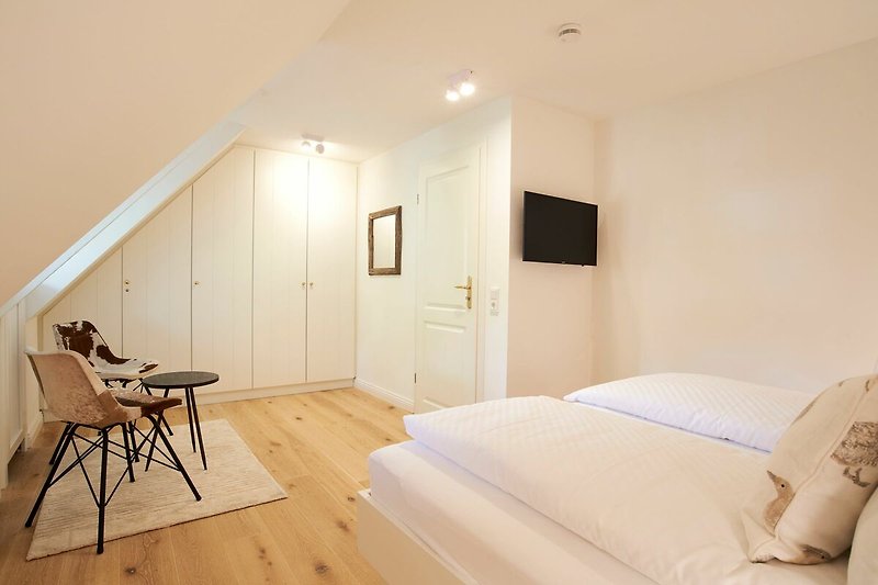 Das dritte Schlafzimmer im OG. Bettbreite von 180 cm.