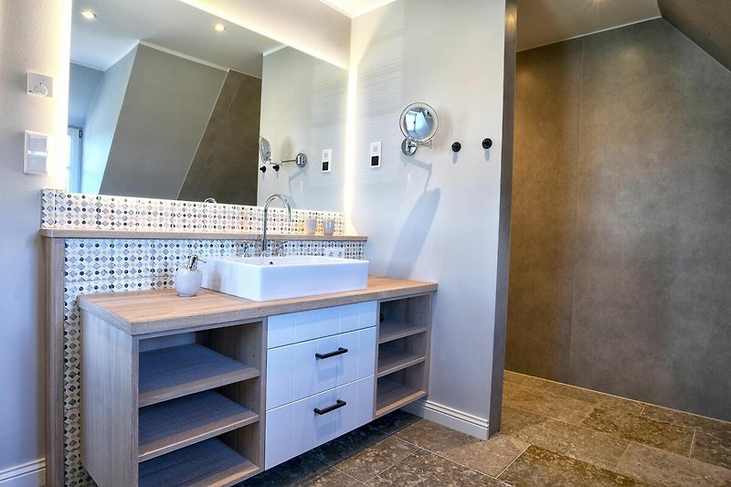 Das Bad en Suite des ersten Schlafzimmers, ist mit einer bodengleichen Dusche ausgestattet.