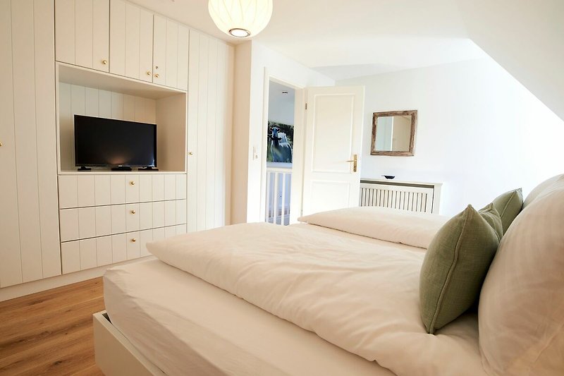 Das Doppelbett im Master-Bedroom weist eine Breite von 200 cm auf.