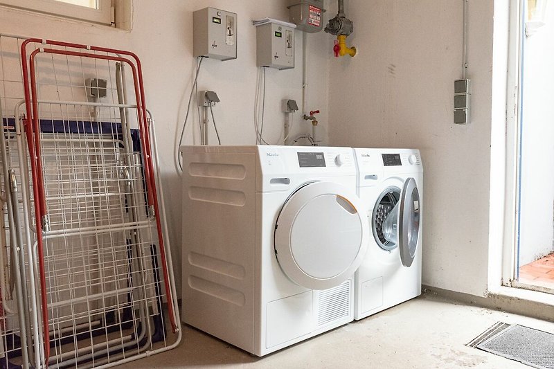Sowohl eine Waschmaschine als auch ein Trockner stehen allen Wohnungen gemeinschaftlich zur Verfügung.