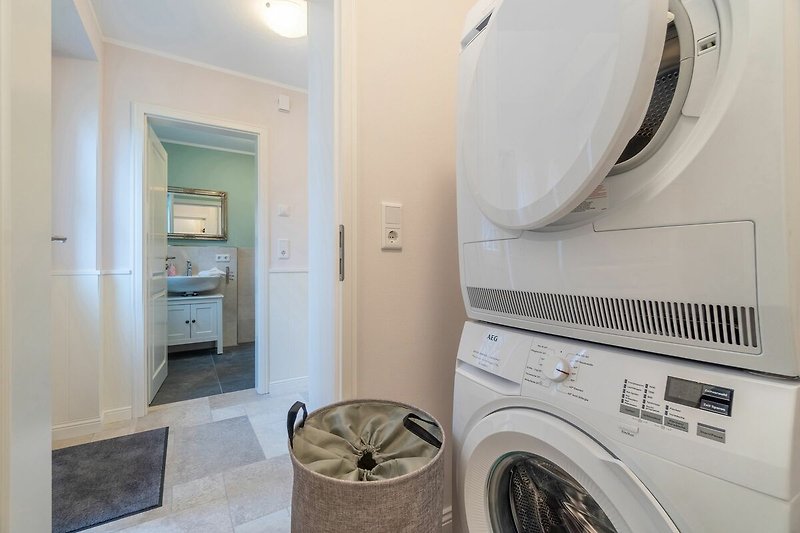 Im Hauswirtschaftsraum befinden sich Waschmaschine und Trockner.