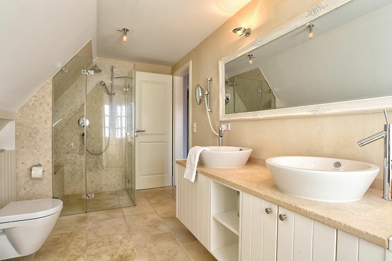 Dieses Badezimmer im OG ist sowohl mit einer bodengleichen Dusche als auch mit einer Badewanne ausgestattet.