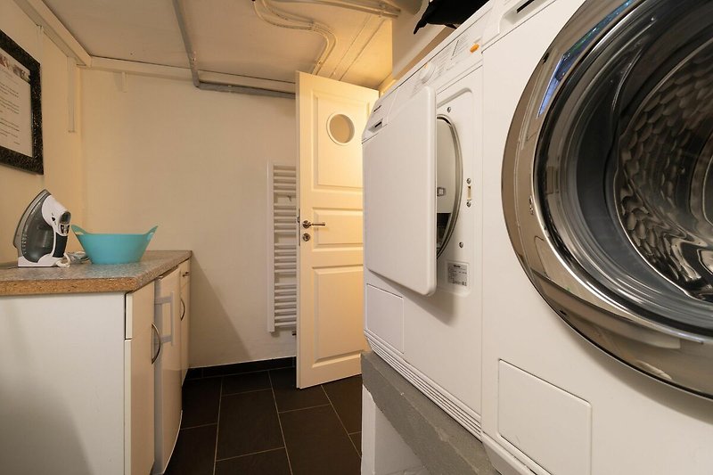 Waschmaschine und Trockner stehen Ihnen kostenlos zur Verfügung.