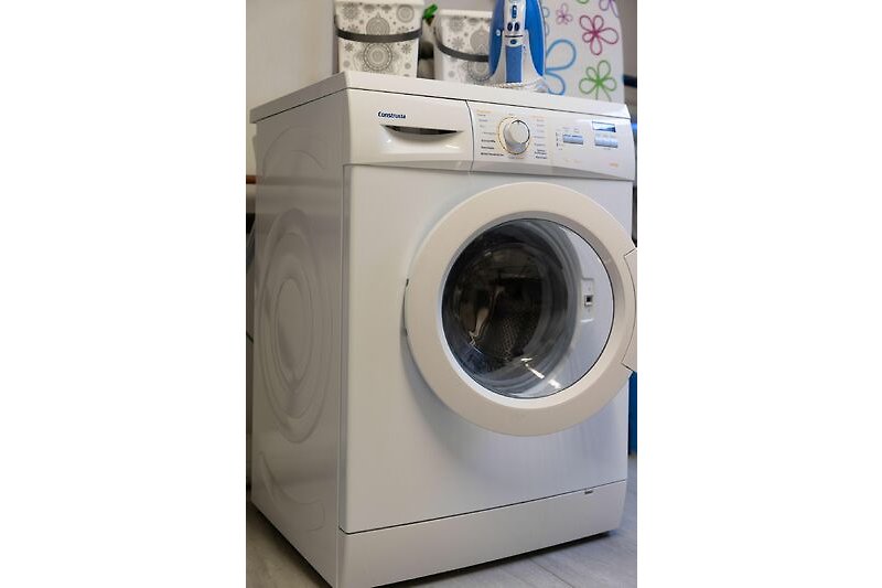 Die Waschmaschine im Hauswirtschaftsraum kann gemeinschaftlich genutzt werden.