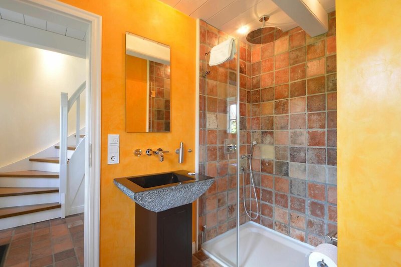 Ein WC mit Dusche befindet sich im Erdgeschoss des Ferienhauses.