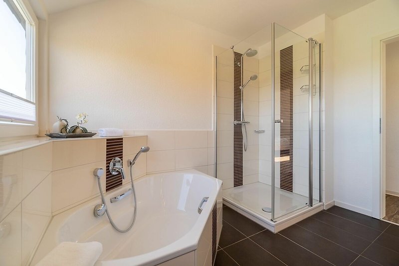 Auch die beiden Badezimmer wurden komplett neu gestaltet und mit modernen und hochwertigen Materialien ausgestattet.