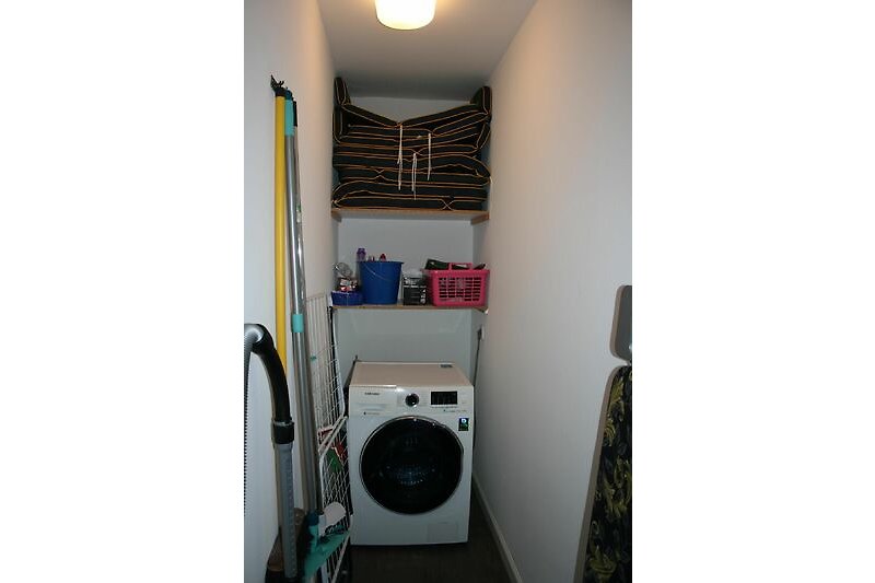 In der kleinen Abstellkammer steht Ihnen auch ein kombinierter Waschtrockner zur Verfügung.