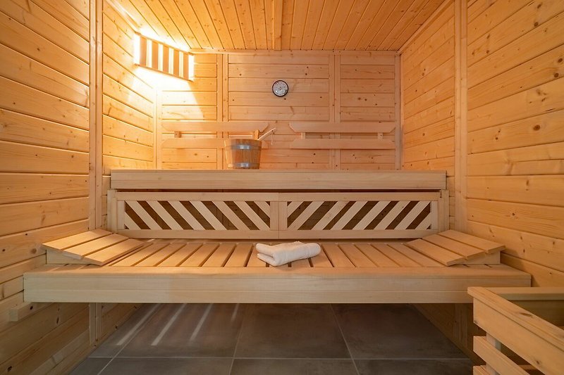 Relaxen Sie in der hauseigenen Sauna.