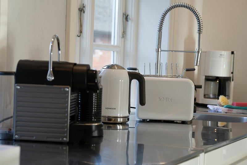 Die gut ausgestattete Küche verfügt über eine Kaffeekapselmaschine, als auch über eine Filterkaffeemaschine.