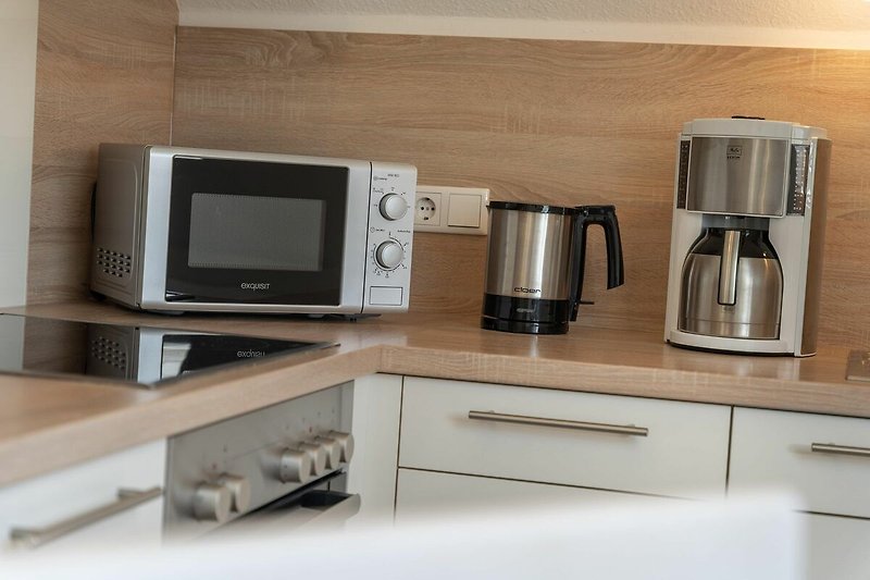 Ein Toaster, eine Mikrowelle, sowie eine Filter-Kaffeemaschine und ein Wasserkocher stehen Ihnen hier zur Verfügung.
