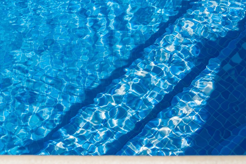 Erfrischendes Schwimmbad mit blauem Wasser und Wellen.
