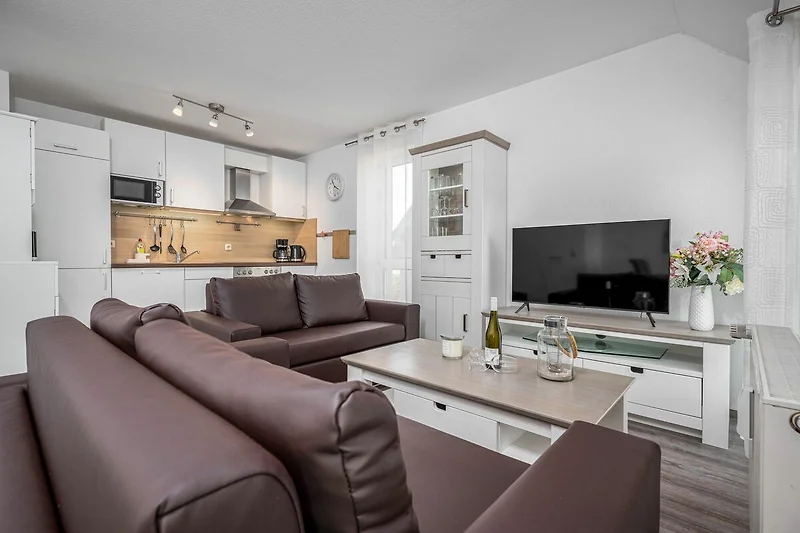 Wohnbereich mit Sofa und Blick zur Küche