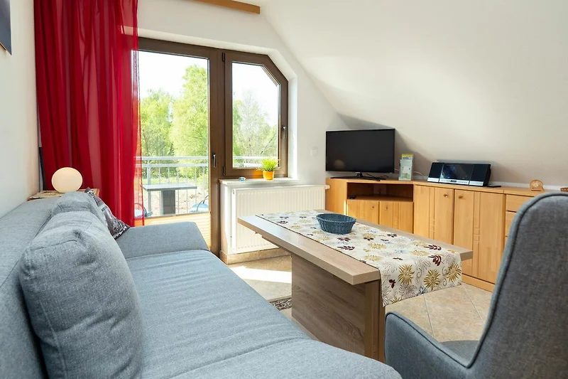 Wohnzimmer mit Sofa und TV