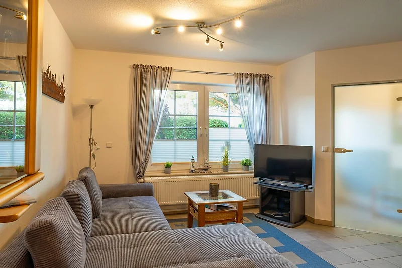 Wohnbereich mit Sofa und TV