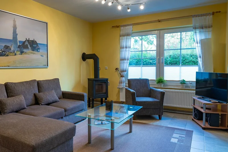 Wohnzimmer mit Kaminofen und TV