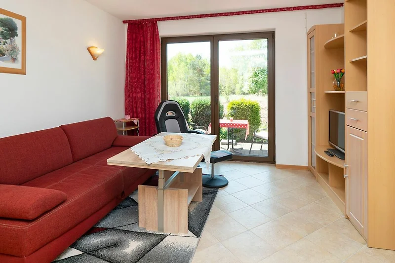 Wohnbereich mit Sofa und TV