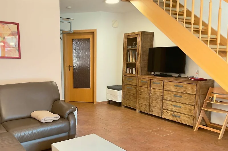 Wohnbereich mit Treppe ins Obergeschoss