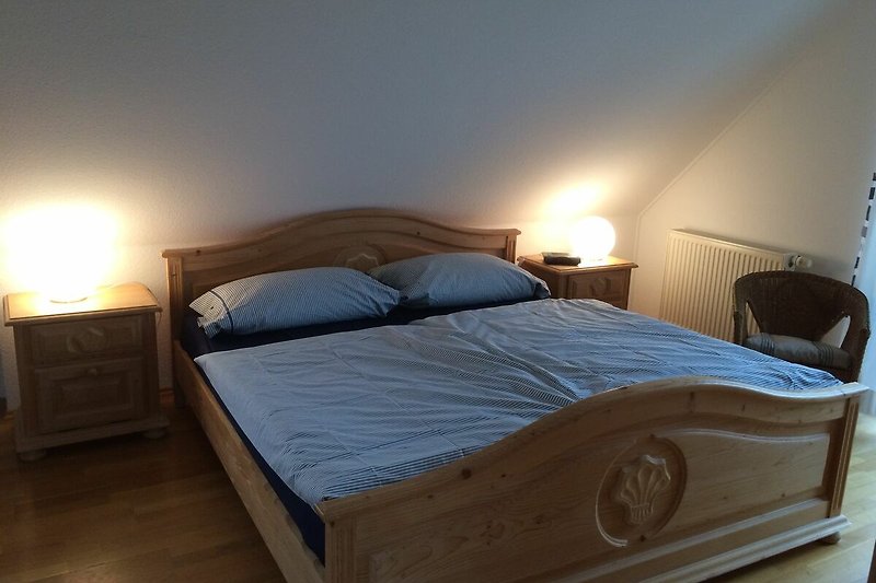 Schlafzimmer mit Doppelbett und Nachttischen