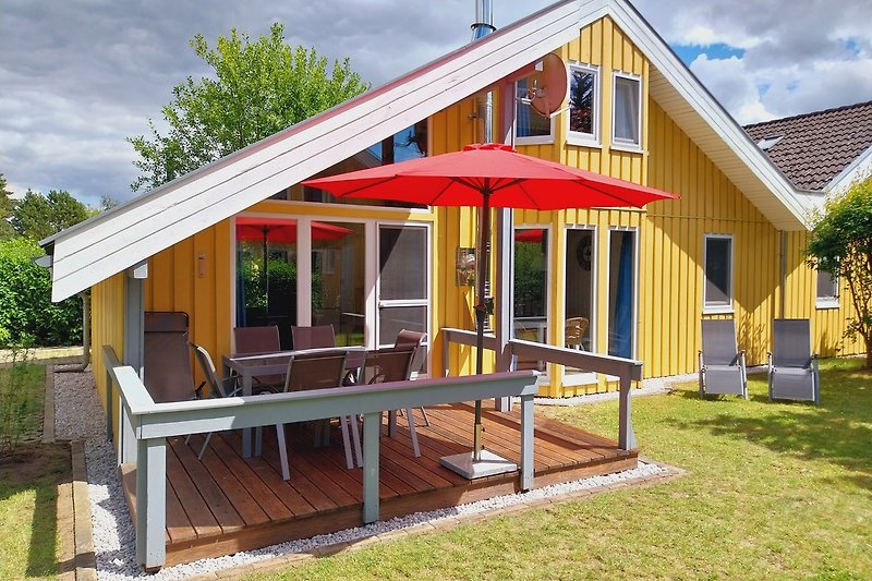 Gemütliche Terrasse mit Blick auf Garten