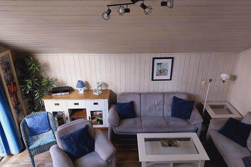 Wohnzimmer mit stilvollem Interieur und Holzmöbeln.