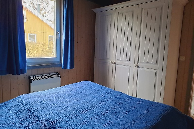 Schlafzimmer mit Kleiderschrank im EG
