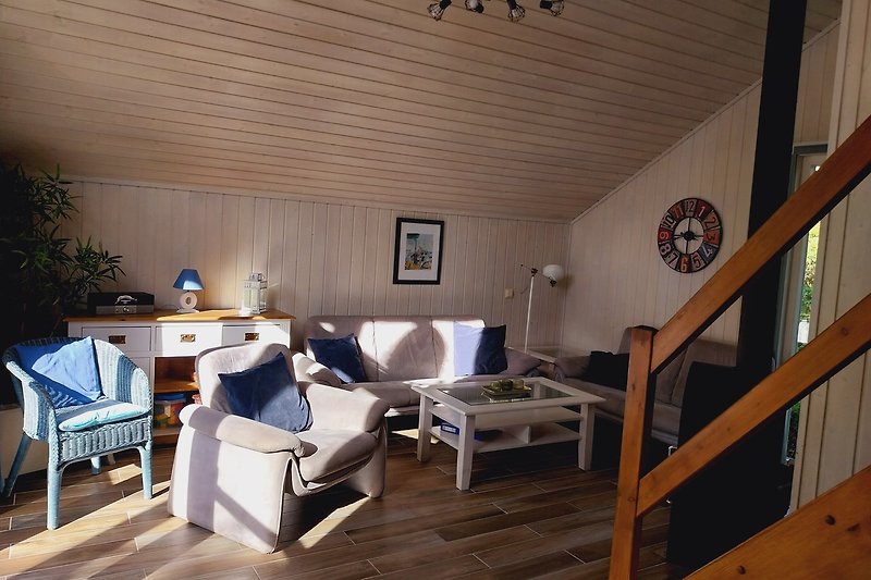 Wohnzimmer mit stilvollem Interieur und gemütlicher Kaminecke