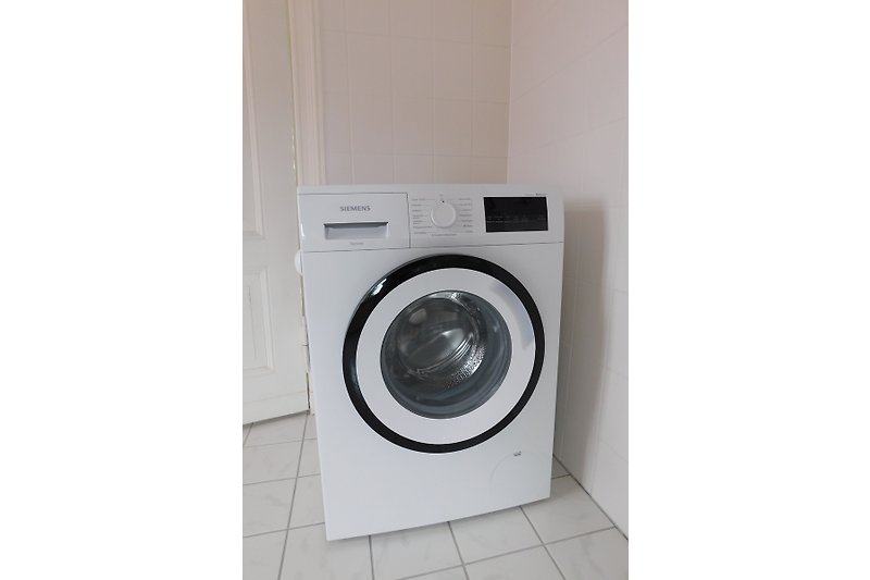 Moderne Waschmaschine im Bad