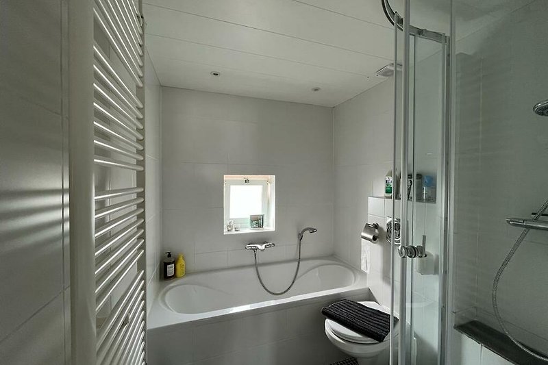 Schönes Badezimmer mit modernen Armaturen und Spiegel