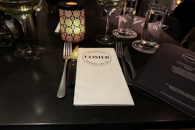 Elegantes Tischgedeck mit Gläsern und Tellern.