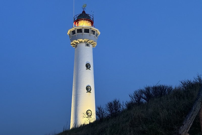 Leuchtturm mit Blick auf den Ozean und Horizont.