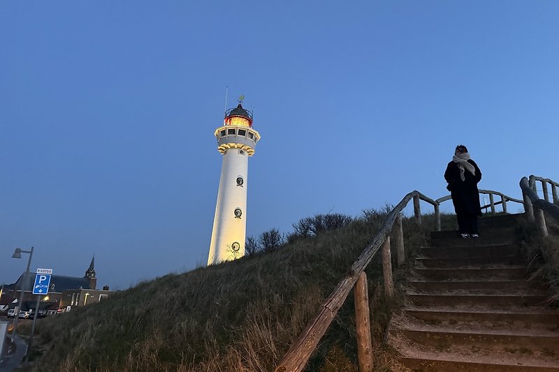 Leuchtturm mit Blick auf das Meer und die Küste.