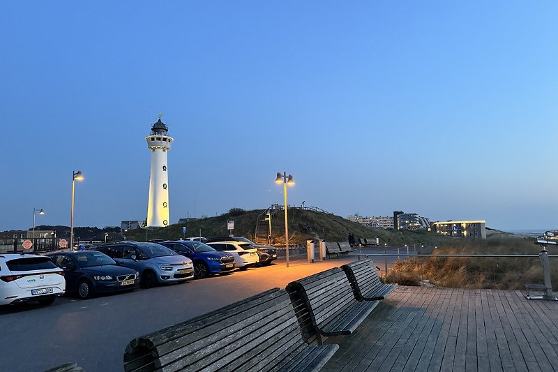 Leuchtturm am Meer mit Blick auf die Stadt.