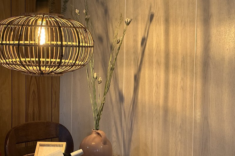Elegante Lampe mit Metallverzierung und Glaskugel.